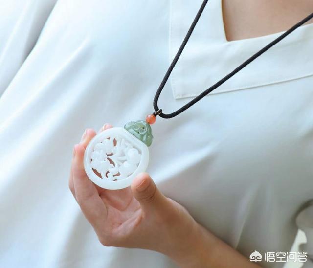 女人戴什么玉最好,送什么玉给女朋友最好？可以送白玉吗？