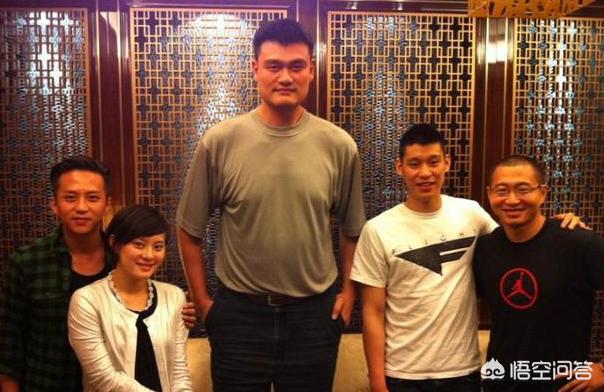 如何跟姚明合影才能避免巨大身高差异带来的尴尬？
