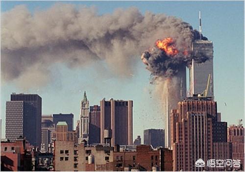 911事件中双子塔只是被撞了顶部，为什么整座大楼会坍塌，不是应该只是崩塌顶上的那一部分吗？