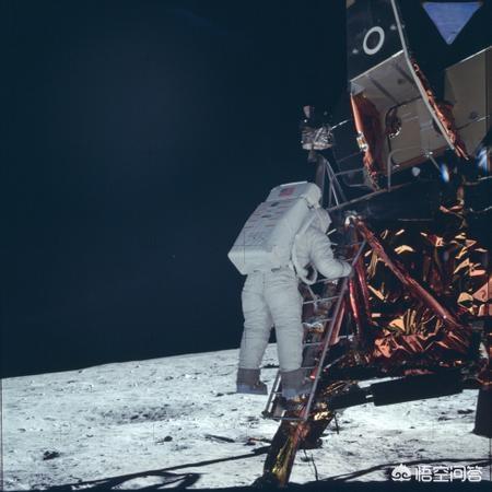 登月骗局:1969年，宇航员登月时插在月球表面上的国旗还在月球上吗