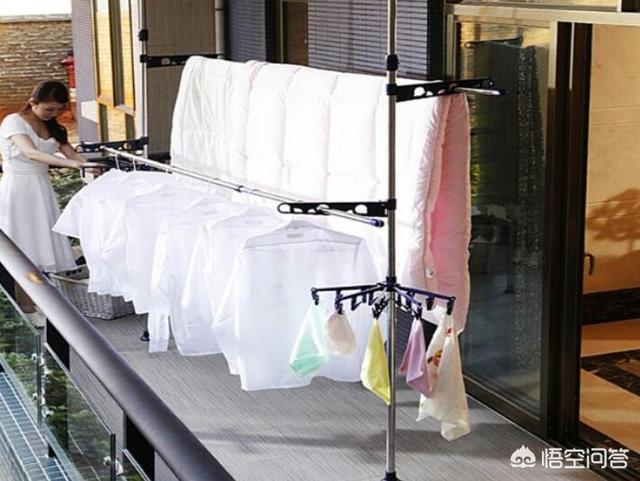 梦见衣柜里的衣服乱七八糟,在客厅能看到阳台晾的衣服，这要如何处理？