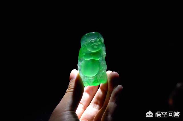 假翡翠在灯光下什么样,紫光灯能鉴定翡翠真假吗？