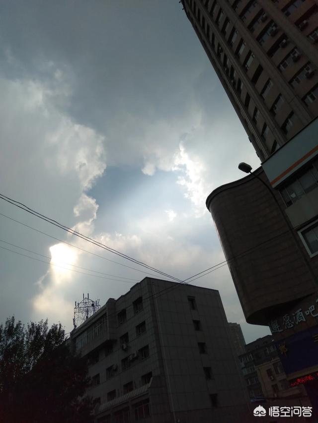 昨晚,长春市区内下起暴雨并伴有雷电及冰雹,一公交站附近有人触电当场身亡,具体伤亡情况还不清楚。你怎么看？