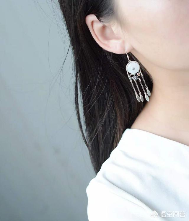 女人戴什么玉最好,送什么玉给女朋友最好？可以送白玉吗？