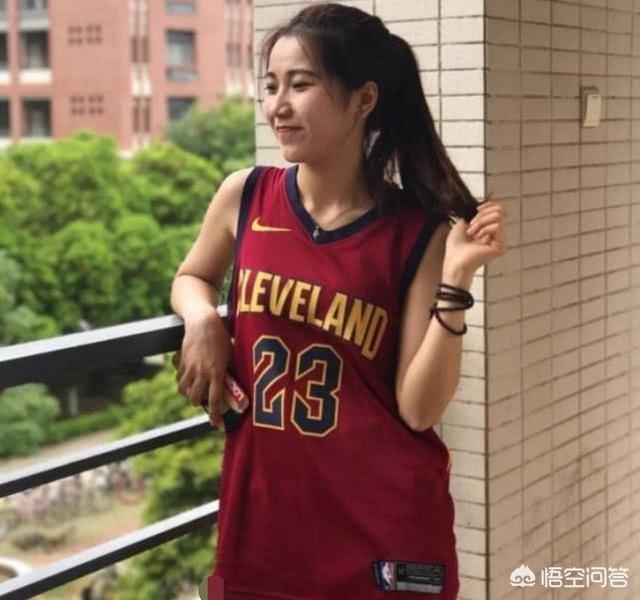 被帕克“胸袭”防守的美女球员一夜爆红,她是谁？有什么来历？