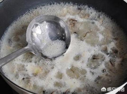 餐馆水煮活猫全程:煮肉时的浮沫，到底是精华还是脏东西？