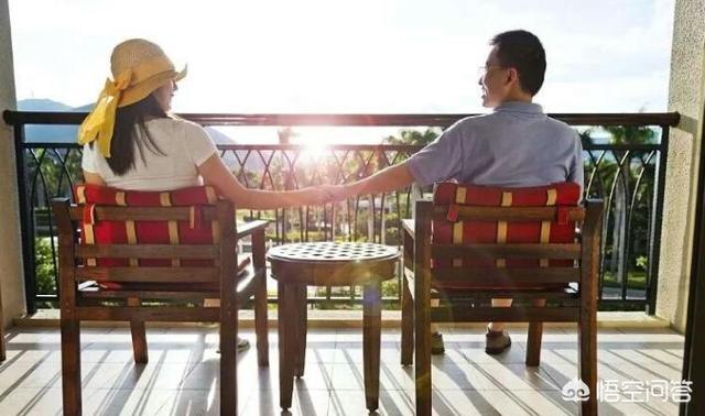 梦见衣柜里的衣服乱七八糟,在客厅能看到阳台晾的衣服，这要如何处理？