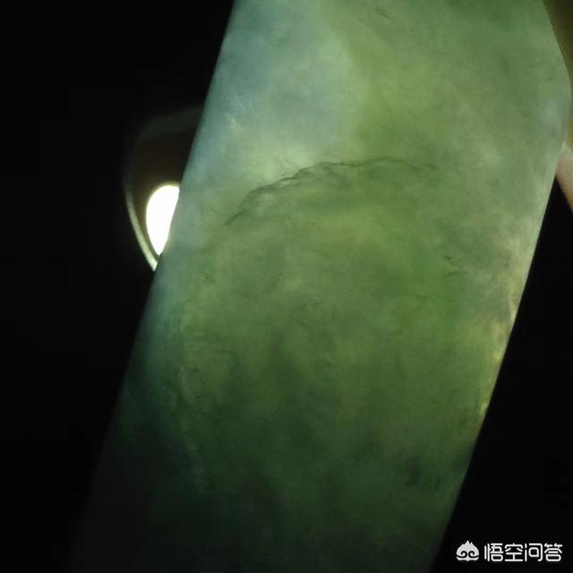 带有裂纹的翡翠不吉利,翡翠中的棉和石纹算瑕疵吗？