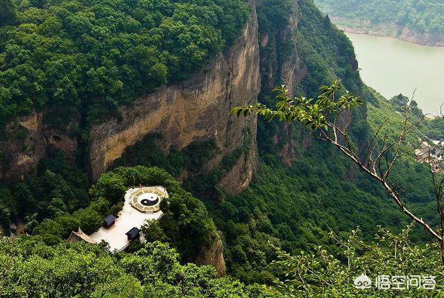 头条问答 - 崆峒山值得去吗?需要几天?有些什么景色?吃住方便吗?