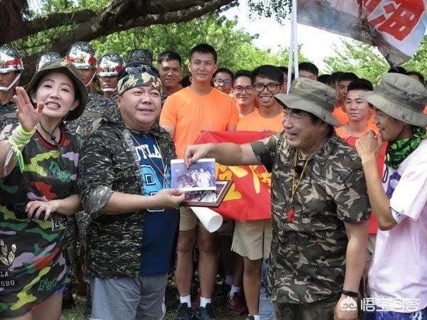 丁国琳:台湾现在还在播的当红综艺节目有哪些，在哪个台播