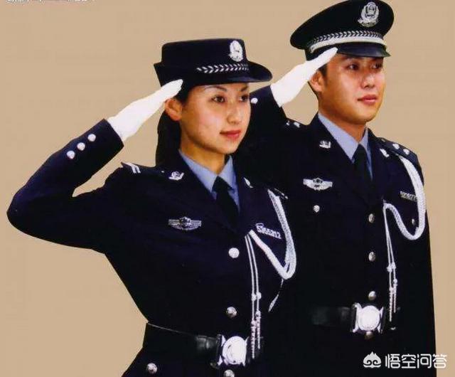 救助群众完整视频;民警救助被困群众