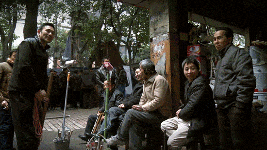 旅游爬山很累人,可在重庆有许多“棒棒”为他人担哪么重的货物一样爬山,难道不累吗？