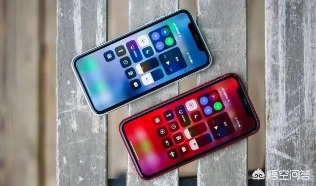 想给老妈买个手机,现在买iPhone X好还是XR好？