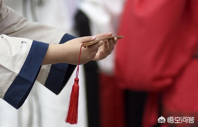老师当年一巴掌,学生记恨了15年,如何让教师敢再举戒尺？
