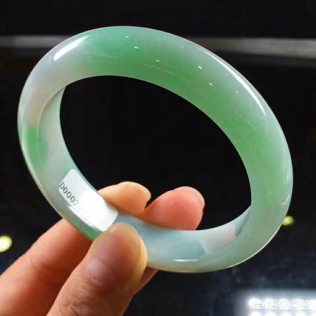 什么玉最好比较养女人,给妈妈买一个什么样的玉好呢？