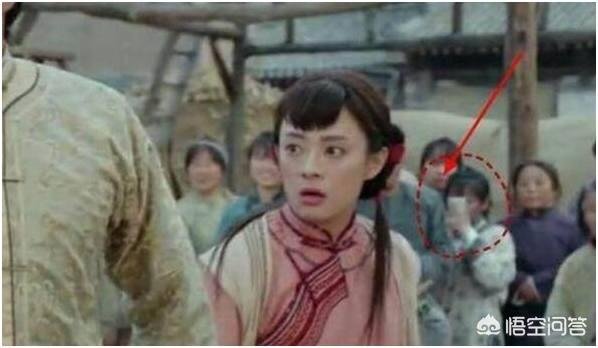 迪丽热巴光着全身图片:电视剧中尬性十足的穿帮镜头，导演在考验观众视力吗