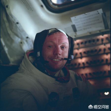 登月骗局:1969年，宇航员登月时插在月球表面上的国旗还在月球上吗