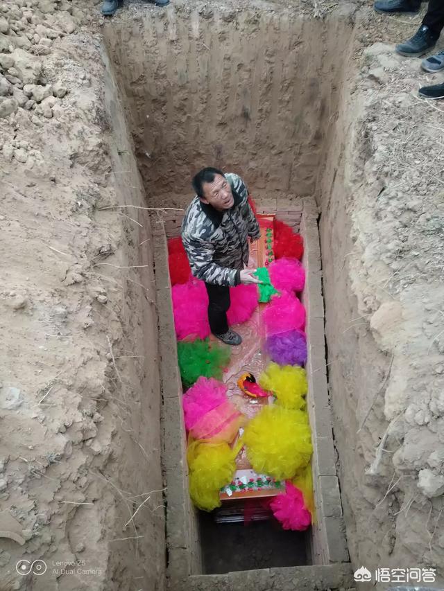 坟上开花旺谁,上坟有意义吗？你怎么看？