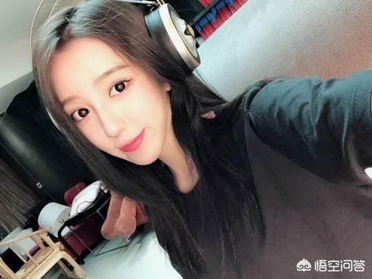 现在比较火的游戏女主播有哪些,主要播什么游戏？