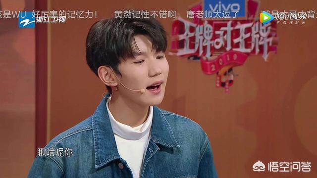 张艺兴户外吸烟:这一届网友对明星抽烟都那么苛刻你觉得身为公众人物应该抽烟么