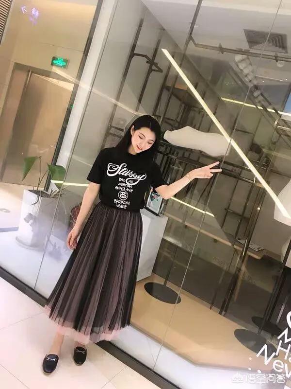 咖啡色纱裙配什么颜色的上衣？