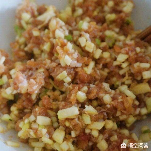 做茄子饼都需要什么食材，茄子好吃，但做挺费油的，有什么好的做法推荐吗