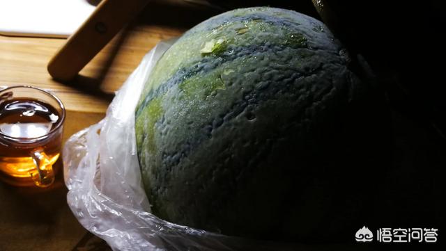 和一个摩羯男每天聊天,他都会主动写早安晚安给我,可是回复时又会很冷淡,他对我是什么感觉？