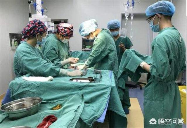 小腹下坠竟是脐带脱垂，产妇脐带脱垂，广州这位医生跪地托举救胎儿近半小时