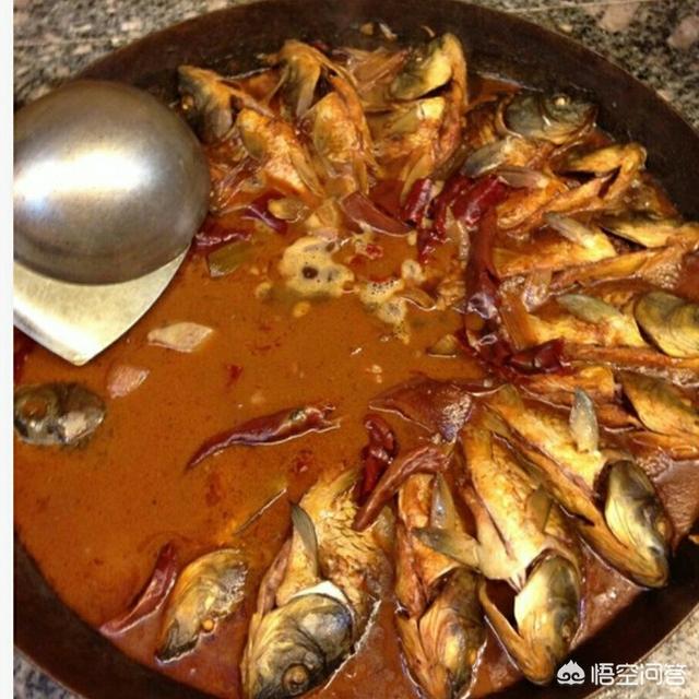 混合玉筋鱼酱油:玉筋鱼汁是酱油吗 农家铁锅炖，他们的炖鱼酱汁是如何调的？