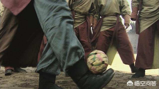 蹴鞠盛行于哪个朝代，水浒传里的蹴鞠和现在的足球有什么区别？