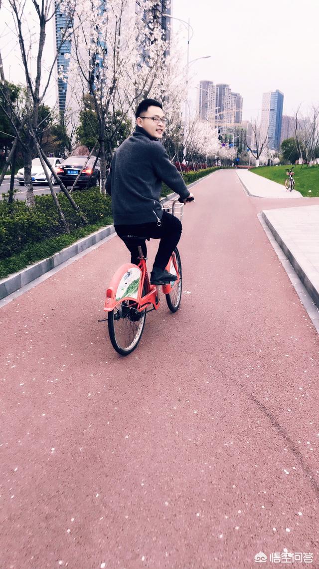 那英买菜路上唱春暖花开:春暖花开的季节，大家还记得怎么和爱人在一起的吗