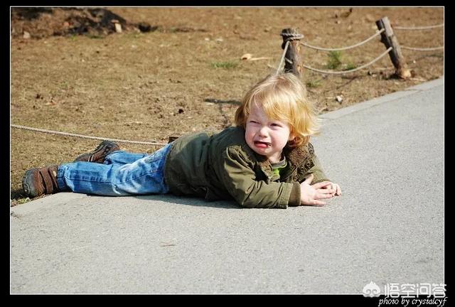 头条问答 - 小孩摔脚了,有小伙伴发出笑声,应如何教育引导孩子呢?