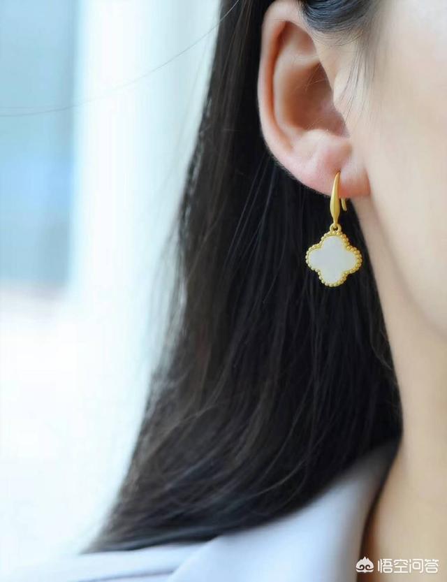 女人戴白玉好还是带绿玉好,送什么玉给女朋友最好？可以送白玉吗？