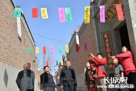 对联上下联怎么贴:农村过年时贴对联，有哪些办法可以防止上下联贴反了？