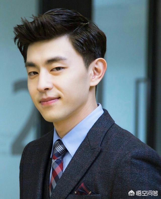 邓伦,单眼皮丹凤眼,不是第一眼就觉得特别帅那种,但胜在独特气质,看久