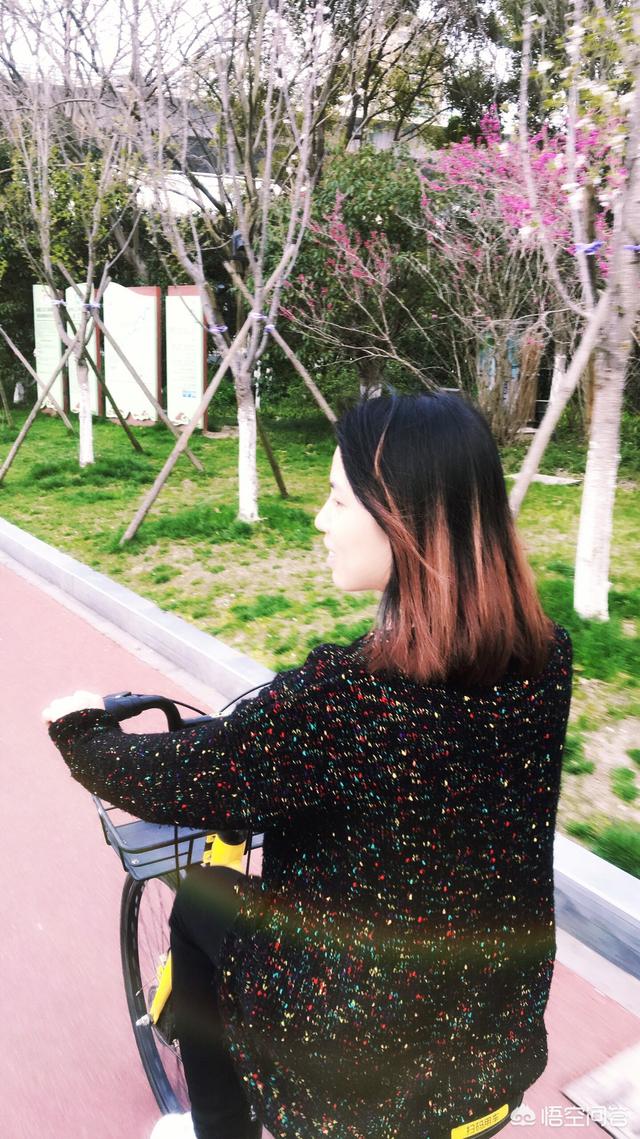 那英买菜路上唱春暖花开:春暖花开的季节，大家还记得怎么和爱人在一起的吗
