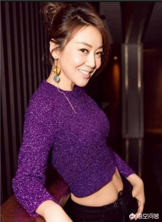 快乐大本营闫妮:人手一件的牛仔外套，如何实现闭着眼穿都错不了？