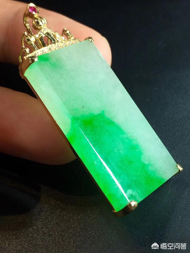 翡翠雕刻,看看这块翡翠摆件雕刻如何？