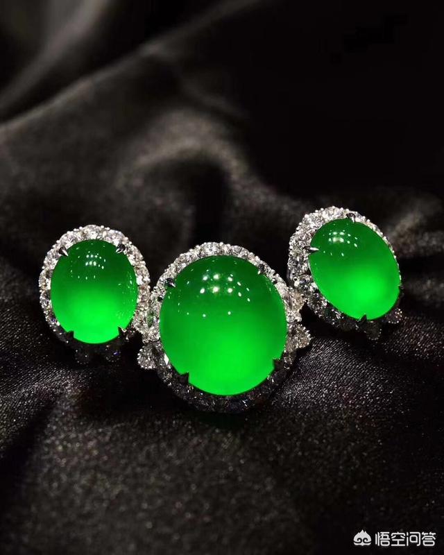 假翡翠在灯光下什么样,紫光灯能鉴定翡翠真假吗？