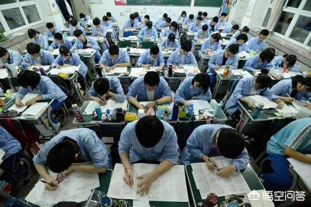 跪母考生回应炒作:考生出考场当面跪谢母亲，你怎么看待家庭教育？