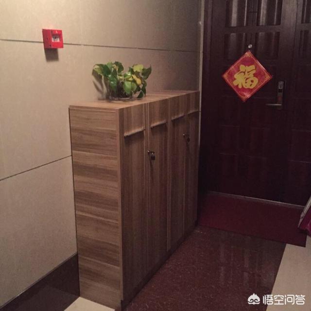 隔壁邻居把自己家的臭鞋放在门外导致每次我回家闻到一股恶臭如何解决