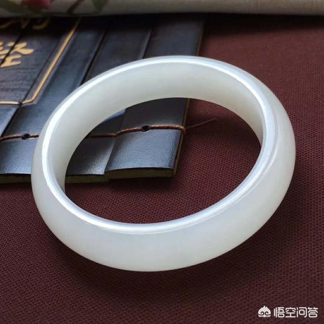 什么玉最好比较养女人,给妈妈买一个什么样的玉好呢？