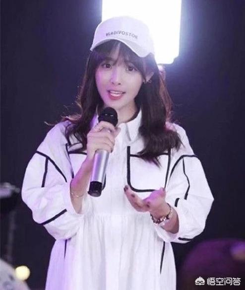 小了白了兔是谁:对于“兔子牙”小姐姐，你喜欢她的什么
