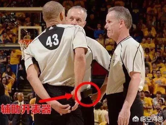 篮球比赛裁判一吹口哨,计时器就暂停是什么原理？
