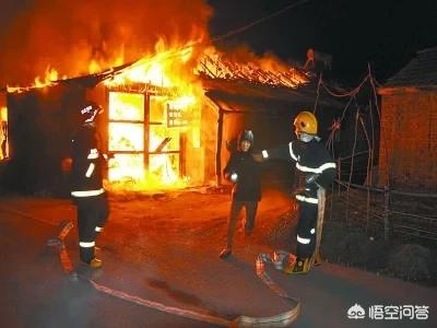 消防员救狗跳粪坑:你认为消防员不顾自身安全去救援可取吗？