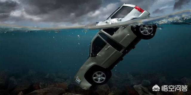 车掉水里怎么逃生,夏天发大水时，汽车进到水里时如何逃生？