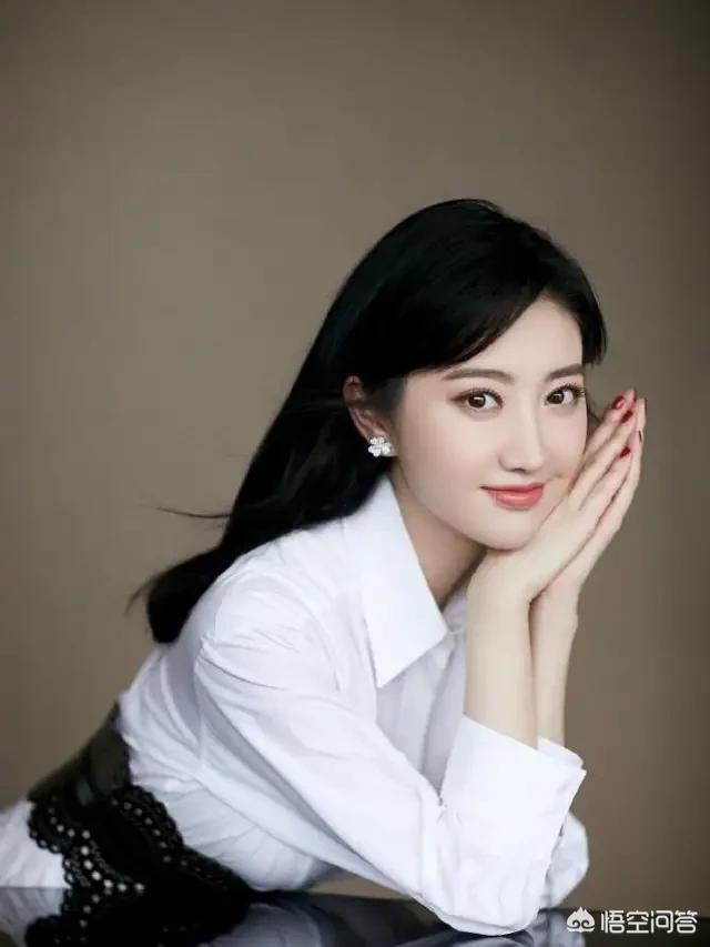 和前男友分手,同一科室,因为他家里不同意分手了,是不是应该辞职？