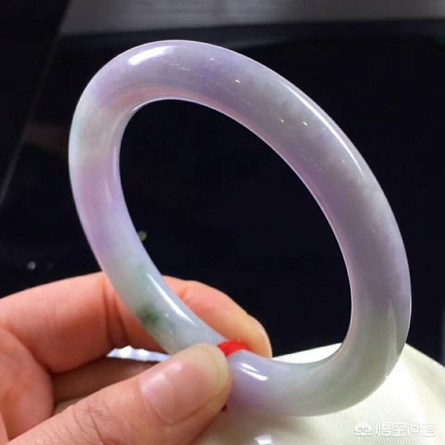 什么玉最好比较养女人,给妈妈买一个什么样的玉好呢？