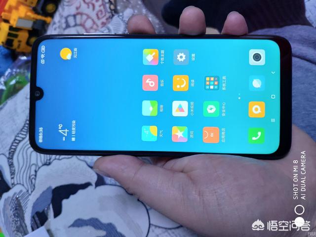 说到送给父母使用的1000左右的手机,我比较推荐红米n.