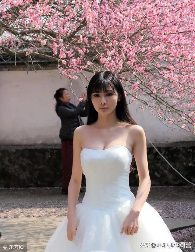凤姐结婚照:现在凤姐在美国拿到绿卡并结婚了，对此你怎么看